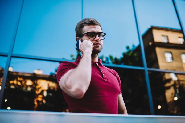 Retrato Comprimento Jovem Empresário Óculos Olhando Para Câmera Durante Conversa — Fotografia de Stock