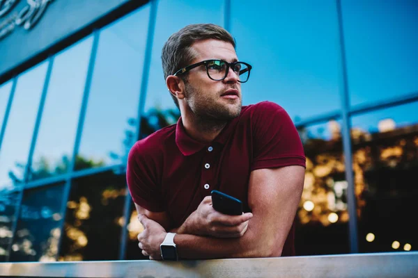 Vousatý Pohledný Mladý Muž Optické Brýle Hodinky Smartwatch Při Pohledu — Stock fotografie