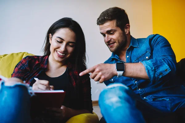 Pareja Positiva Amor Pasar Tiempo Juntos Espacio Coworking Con Estilo — Foto de Stock