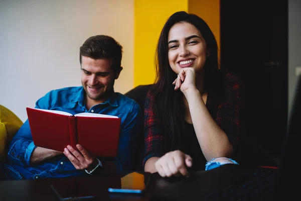 Porträt Einer Fröhlichen Hübschen Studentin Die Stilvoller Coworking Runde Mit — Stockfoto