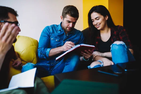 Jóvenes Diseñadores Creativos Masculinos Femeninos Desarrollando Ideas Para Futuro Proyecto — Foto de Stock