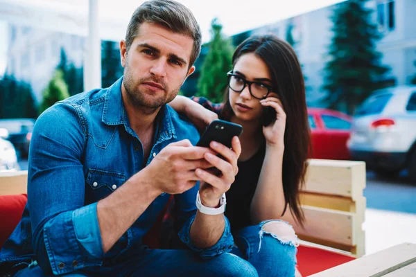 Retrato Metade Comprimento Homens Mulheres Hipster Olhando Para Câmera Instalar — Fotografia de Stock