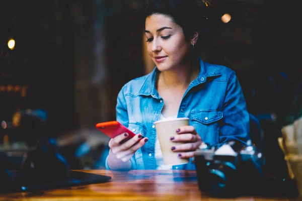 Mujer Atractiva Joven Compras Sitio Web Popular Hacer Pago Través — Foto de Stock