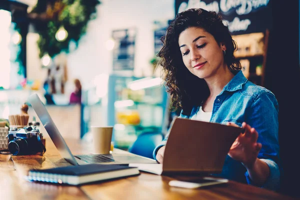 Niedliche Intelligente Studentin Mit Lockigem Haar Die Sich Auf Die — Stockfoto