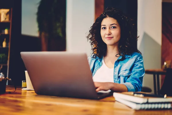 Retrato Diseñador Gráfico Calificado Positivo Que Comprueba Email Con Los —  Fotos de Stock