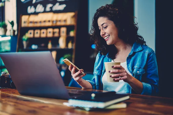 Allegro Abile Freelance Donna Vestita Con Abiti Casual Inviare Messaggi — Foto Stock