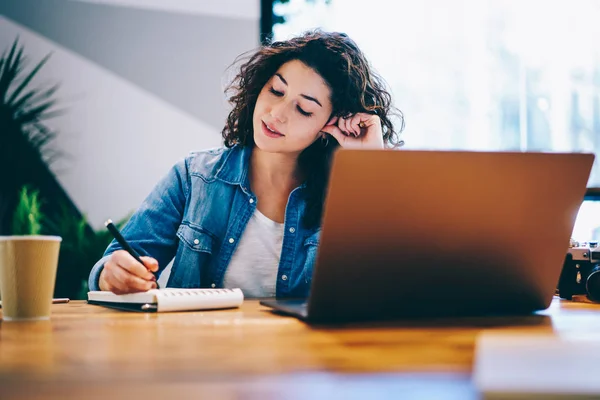 Studente Talento Con Capelli Ricci Fare Alcune Annotazioni Durante Preparazione — Foto Stock