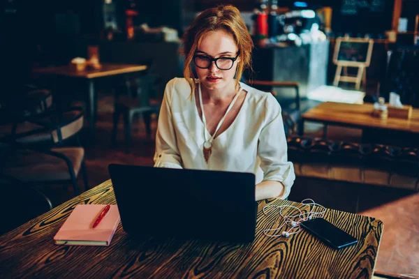 Doordachte Vrouwelijke Copywriter Geconcentreerd Taak Geld Verdienen Online Met Behulp — Stockfoto