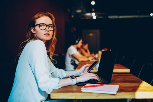 Poważnego Interesu Okulary Synchronizowanie Multimediów Pamięci Smartfona Laptopa Zamyślony Kobieta — Zdjęcie stockowe