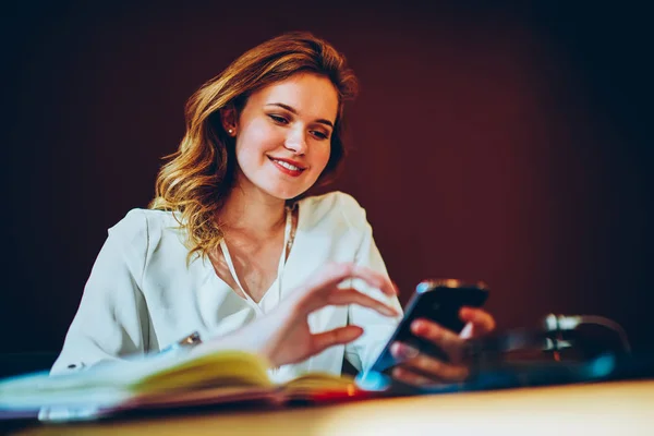 Souriant Jeune Femme Bloguant Sur Les Réseaux Sociaux Lisant Les — Photo