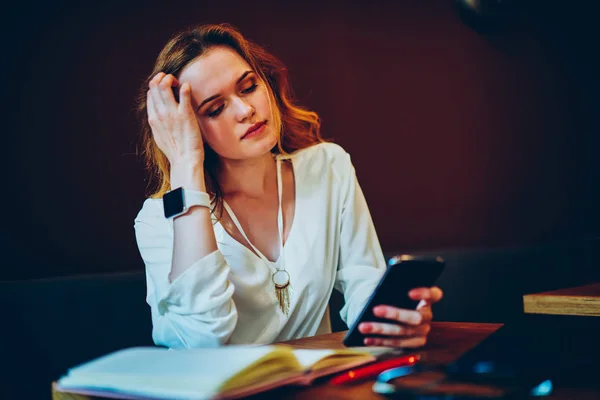 Nadenkend Vrouwelijke Analyseren Van Laatste Nieuws Van Sociale Netwerken Doorbladeren — Stockfoto