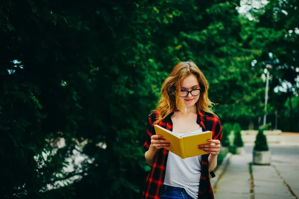 Nadenkend Vrouwelijke Student Brillen Lezen Van Interessante Boek Buiten Tijd — Stockfoto