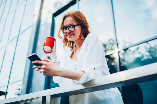 Smiling Hipster Girl Blogging Social Network Smartphone Having Coffee Break — Stok Foto