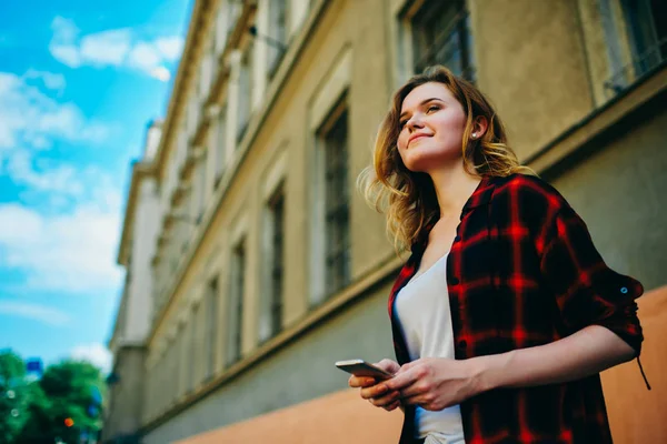 Soñadora Joven Hipster Chica Ropa Moda Disfrutando Primavera Tiempo Caminando — Foto de Stock