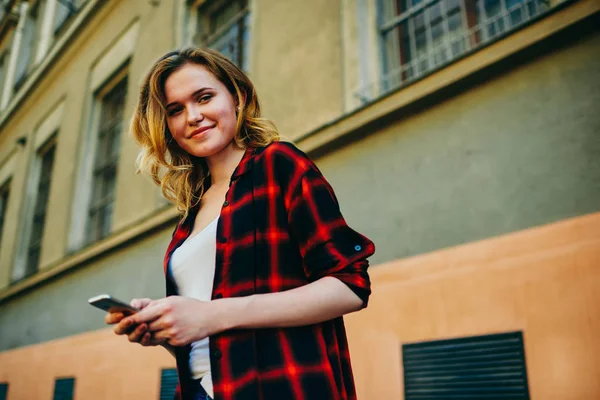 Retrato Mujer Viajera Alegre Enviando Fotos Redes Mientras Camina Durante — Foto de Stock