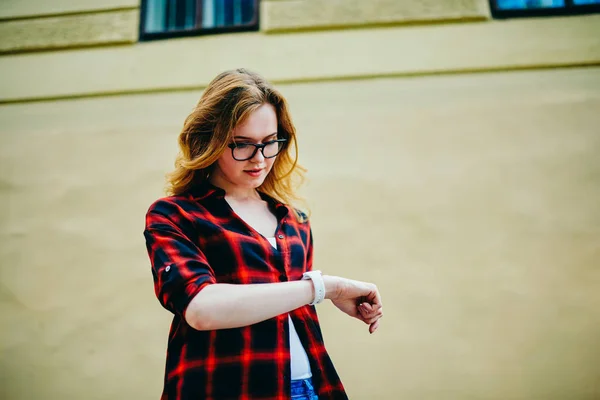 Viajero Femenino Positivo Usando Smartwatch Moderno Para Comprobar Tiempo Destino — Foto de Stock