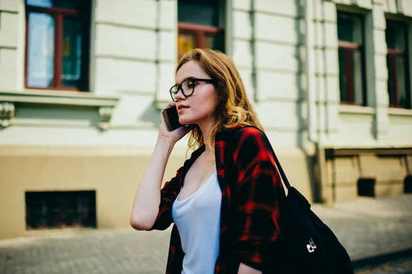 Viajero Femenino Serio Con Mochila Hablando Por Teléfono Usando Itinerancia — Foto de Stock