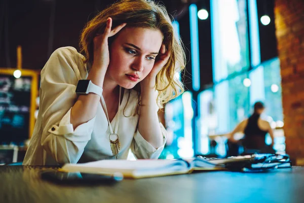 Müder Student Der Schreckliche Kopfschmerzen Verspürt Während Informationen Aus Lehrbüchern — Stockfoto