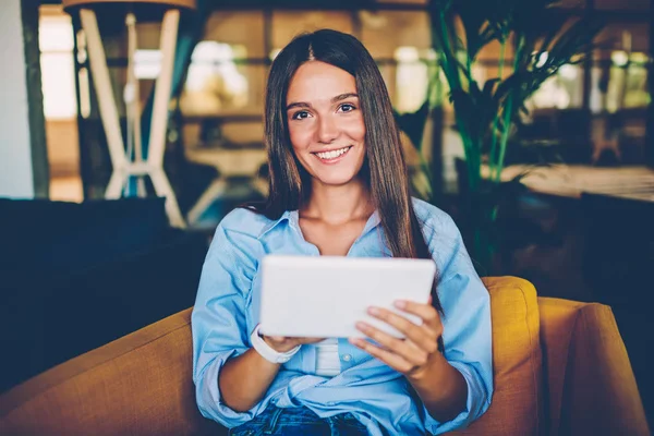 Retrato Una Joven Alegre Usando Portátil Para Bloguear Las Redes —  Fotos de Stock