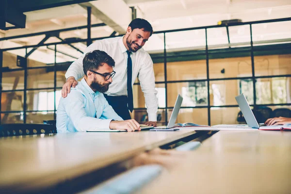 Professionele Architect Werken Samen Vriendelijke Sfeer Ondersteuning Van Elke Andere — Stockfoto