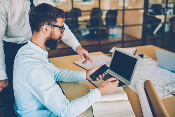 Geschoolde Mannelijke Architect Maakt Onderzoek Moderne Technologieën Analyseren Van Informatie — Stockfoto