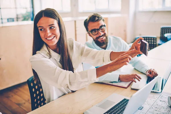 Souriant Employé Masculin Féminin Amuser Sur Travail Pause Ensemble Utilisant — Photo