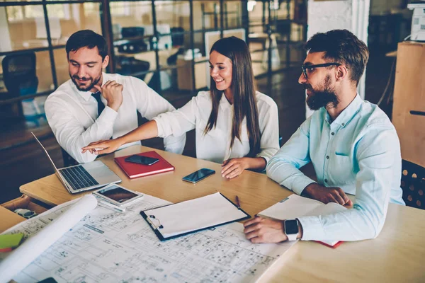 Besatzung Von Erfahrenen Architekten Überprüft Buchhaltung Bericht Auf Laptop Computer — Stockfoto