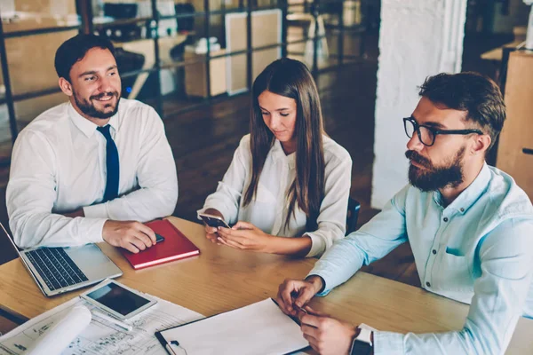 Manliga Medarbetare Diskuterar Åsikter Och Idéer Planera Startup Strategi Medan — Stockfoto