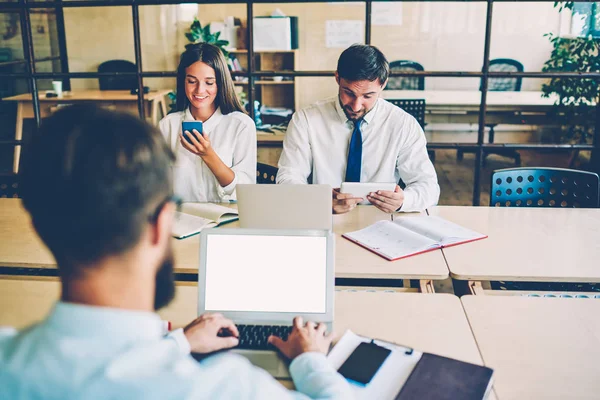 Mannelijke Vrouwelijke Werknemers Geconcentreerd Gadgets Online Leven Negeren Van Communicatie — Stockfoto