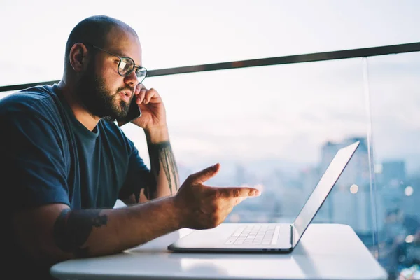 Junge Gut Aussehende Männliche Unternehmer Lässiger Kleidung Mit Mobilen Gesprächen — Stockfoto