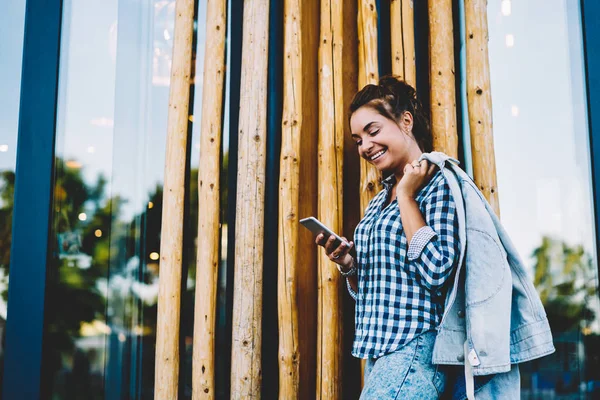 Alegre Blogger Femenina Feliz Mensajería Con Amigo Línea Leer Comentarios — Foto de Stock