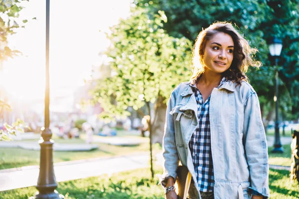 Aantrekkelijke Jonge Vrouw Gekleed Stijlvolle Casual Denim Kleding Zoek Weg — Stockfoto