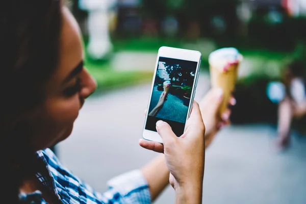 Genç Kadın Elinde Tutan Fotoğraf Sonrası Gıda Kendi Blog Açık — Stok fotoğraf