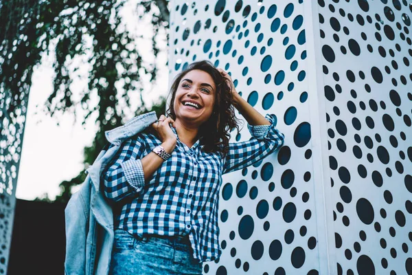 Gelukkig Lachend Hipster Meisje Buiten Wandelen Genieten Van Recreatie Tijd — Stockfoto