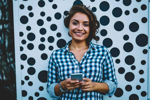 Halblanges Porträt Einer Fröhlichen Internetnutzerin Die Online Einkauft Und Mobile — Stockfoto