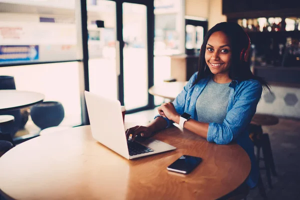 Porträtt Glada Afro Amerikansk Student Ler Mot Kameran När Sitter — Stockfoto