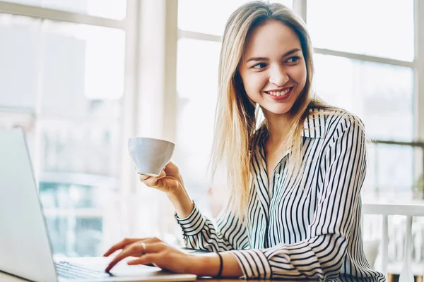 Positive Junge Werbetexterin Mit Einer Tasse Leckeren Kaffees Der Hand — Stockfoto