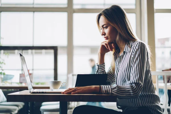 Widok Boku Inteligentnych Kobiet Copywriter Koncentruje Się Zdalne Zadanie Przygotowania — Zdjęcie stockowe