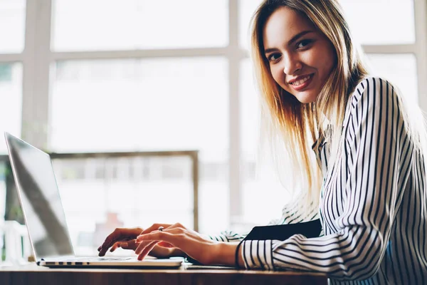 Retrato Una Mujer Negocios Positiva Sonriendo Cámara Mientras Escribe Teclado — Foto de Stock