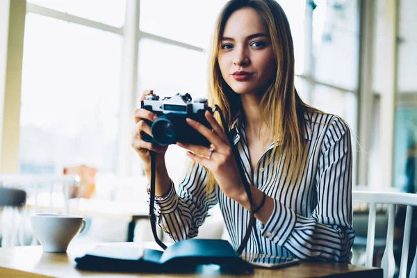 Portret Van Charmante Geschoolde Hipster Meisje Dol Fotografie Foto Maken — Stockfoto