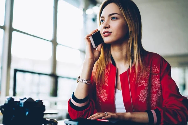 Mujer Joven Hablando Por Teléfono Móvil Con Empleador Consultoría Sobre —  Fotos de Stock