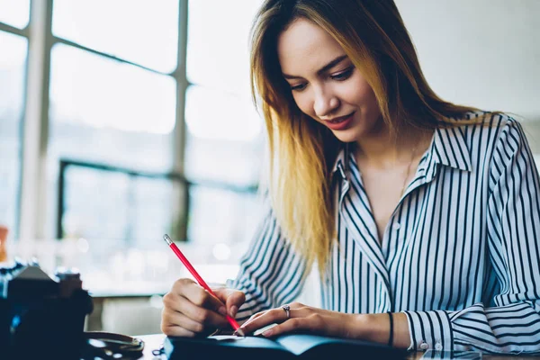 Kreativer Junger Unternehmer Der Arbeitsprozess Notizblock Aufschreibt Glücklicher Talentierter Designer — Stockfoto