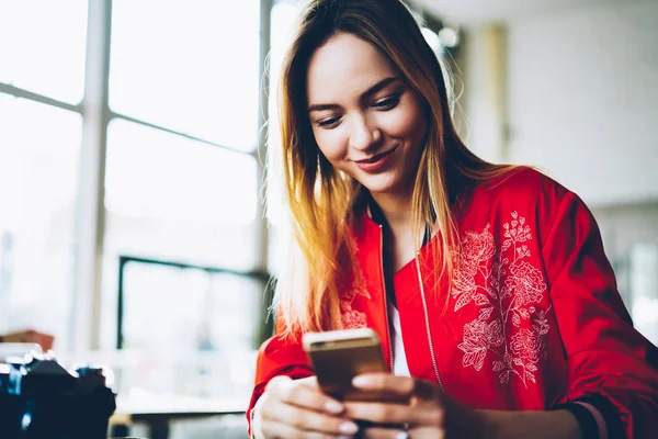 Wesoły Hipster Dziewczyna Blond Włosy Wiadomości Online Chłopakiem Sieciach Społecznościowych — Zdjęcie stockowe