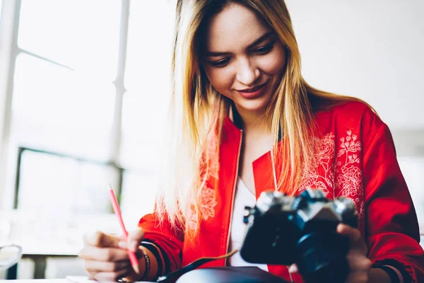 Bijgesneden Afbeelding Van Succesvolle Bekwaam Vrouwelijke Schilder Met Foto Genomen — Stockfoto