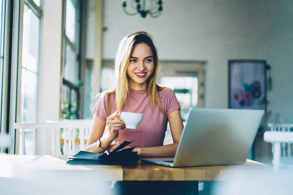 Joven Propietario Exitoso Mirando Hacia Otro Lado Sonriendo Disfrutando Del —  Fotos de Stock