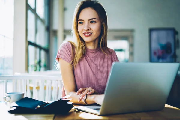 Attraktive Lächelnde Geschäftsfrau Die Botschaften Laptop Verschickt Während Sie Wegschaut — Stockfoto