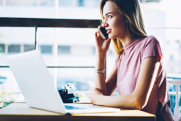 Sidovy Positiv Kvinna Nöjd Med Anslutning Roaming Prata Med Kompis — Stockfoto