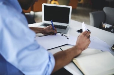 Sahte ekranı, accountings yapma ev ödevi görevleri yerine getirmeye öğrenci ile masaüstü laptop yanında oturan mali rapor yazma evrak afro Amerikan projesi Yöneticisi kırpılmış görüntü konsantre