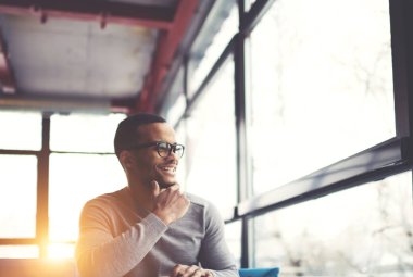 Trendy gözlük oturan adam neşeli afro Amerikan hipster çatı keyfin yerinde dinlenme, koyu tenli işadamı ile başarıyla tamamlanan proje memnun genç gülümseyen iç Cafe 