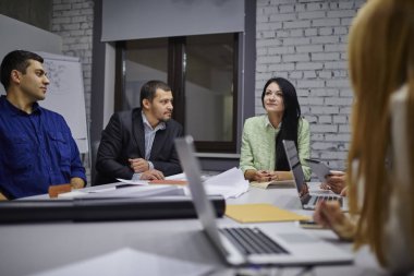 Brifing sırasında bazı problemleri çözmek için üretken strateji tartışmaya yaratıcı tasarımcılar profesyonel grubudur. Pazarlama uzmanları yeni fikirler gelişmekte olan iş şirketin Office birlikte çalışma